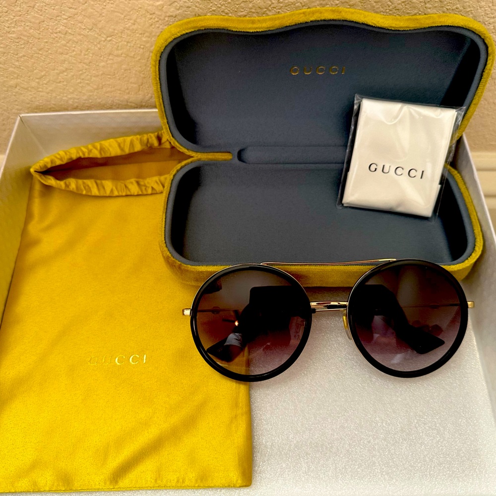 Gucci GG0061S Oval 57mm Gold Frame black grey gradient lense